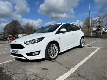 FORD FOCUS ST-LINE ENGINE SIZE 1.0 Litres FUEL PETROL BODY 5 DOOR HATCHBACK TRANSMISSION MANUAL SEATS 5 COLOUR WHITE REG DATE 13/07/2017 35000 Miles BW17 GNP