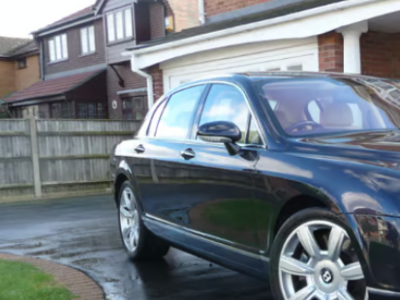 BENTLEY CONTINENTAL FLYING SPUR A ENGINE SIZE 6.0 Litres FUEL PETROL BODY 4 DOOR SALOON TRANSMISSION AUTOMATIC SEATS 5 COLOUR BLUE REG DATE 31/03/2006 50000 Miles MX06 FSA