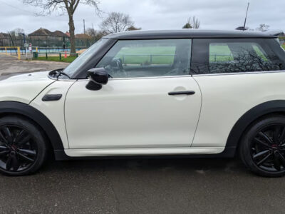 MINI COOPER SPORT AUTO ENGINE SIZE 1.5 Litres FUEL PETROL BODY 3 DOOR HATCHBACK TRANSMISSION AUTOMATIC SEATS 4 COLOUR WHITE REG DATE 31/05/2021 21800 miles YF21FMX