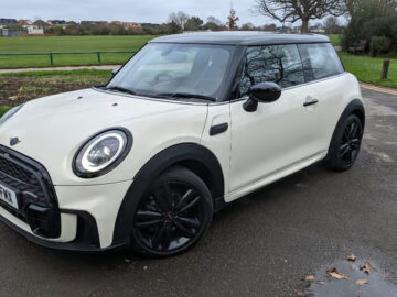 MINI COOPER SPORT AUTO ENGINE SIZE 1.5 Litres FUEL PETROL BODY 3 DOOR HATCHBACK TRANSMISSION AUTOMATIC SEATS 4 COLOUR WHITE REG DATE 31/05/2021 21800 miles YF21FMX