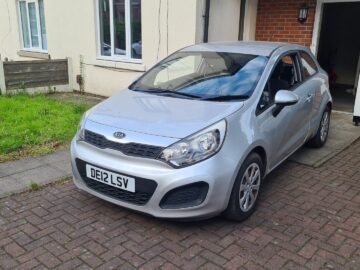 KIA MODEL RIO 1 AIR ENGINE SIZE1.2 Litres FUEL PETROL BODY 3 DOOR HATCHBACK TRANSMISSION MANUAL SEATS 5 COLOUR SILVER REG DATE 28/03/2012 Mileage: 72000