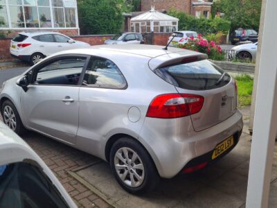 KIA MODEL RIO 1 AIR ENGINE SIZE1.2 Litres FUEL PETROL BODY 3 DOOR HATCHBACK TRANSMISSION MANUAL SEATS 5 COLOUR SILVER REG DATE 28/03/2012 Mileage: 72000