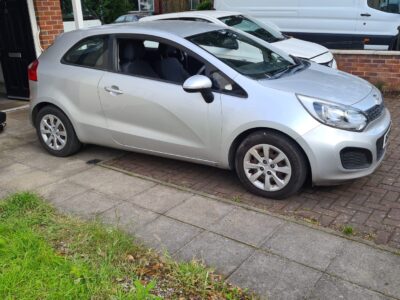 KIA MODEL RIO 1 AIR ENGINE SIZE1.2 Litres FUEL PETROL BODY 3 DOOR HATCHBACK TRANSMISSION MANUAL SEATS 5 COLOUR SILVER REG DATE 28/03/2012 Mileage: 72000