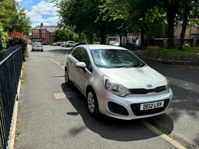 KIA MODEL RIO 1 AIR ENGINE SIZE1.2 Litres FUEL PETROL BODY 3 DOOR HATCHBACK TRANSMISSION MANUAL SEATS 5 COLOUR SILVER REG DATE 28/03/2012 Mileage: 72000