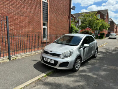 KIA MODEL RIO 1 AIR ENGINE SIZE1.2 Litres FUEL PETROL BODY 3 DOOR HATCHBACK TRANSMISSION MANUAL SEATS 5 COLOUR SILVER REG DATE 28/03/2012 Mileage: 72000