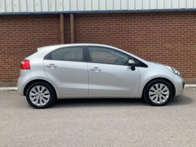 KIA MODEL RIO 1 AIR ENGINE SIZE1.2 Litres FUEL PETROL BODY 3 DOOR HATCHBACK TRANSMISSION MANUAL SEATS 5 COLOUR SILVER REG DATE 28/03/2012 Mileage: 72000