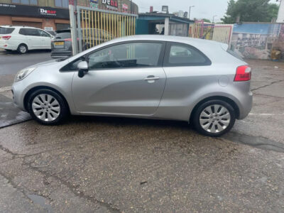 KIA MODEL RIO 1 AIR ENGINE SIZE1.2 Litres FUEL PETROL BODY 3 DOOR HATCHBACK TRANSMISSION MANUAL SEATS 5 COLOUR SILVER REG DATE 28/03/2012 Mileage: 72000