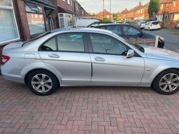 MERCEDES-BENZ C180 KOMP SE BLUEEFF-CY A Engine Size 1.6 Litres Fuel PETROL Body 4 DOOR SALOON Transmission AUTOMATIC Seats 5 Colour SILVER Reg Date 27/03/2009 Mileage: 132000 Reg KN09CYU