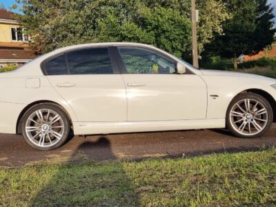 BMW MODEL 318D PERFORMANCE EDITION ENGINE SIZE 2.0 Litres FUELDIESEL BODY 4 DOOR SALOON TRANSMISSION MANUAL SEATS 5 COLOUR WHITE REG DATE 16/09/2011 PE61CXR Mileage: 125187